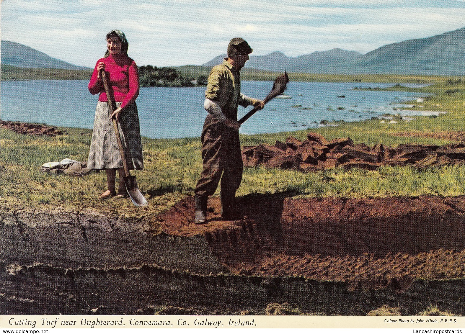 Postcard Cutting Turf Near Oughterard Connemara Co Galway Ireland My Ref  B23590 - Galway