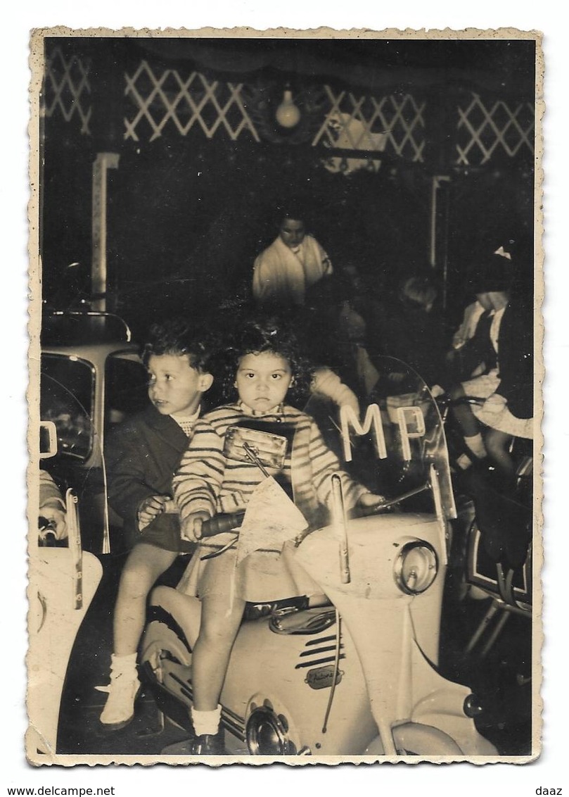 Enfant Sur Un Carrousel Manège Moto Photo Vintage Amateur Photo Carte - Anonymous Persons