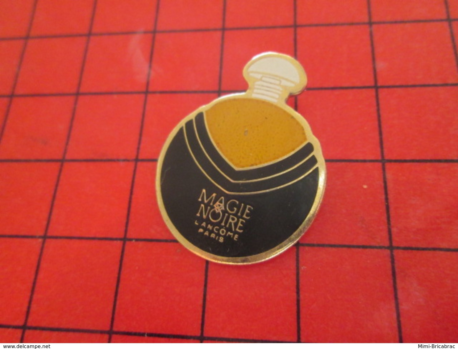 2417 Pin's Pins / Rare Et De Belle Qualité / THEME PARFUMS : FLACON DE PARFUM MAGIE NOIRE LANCOME - Parfums