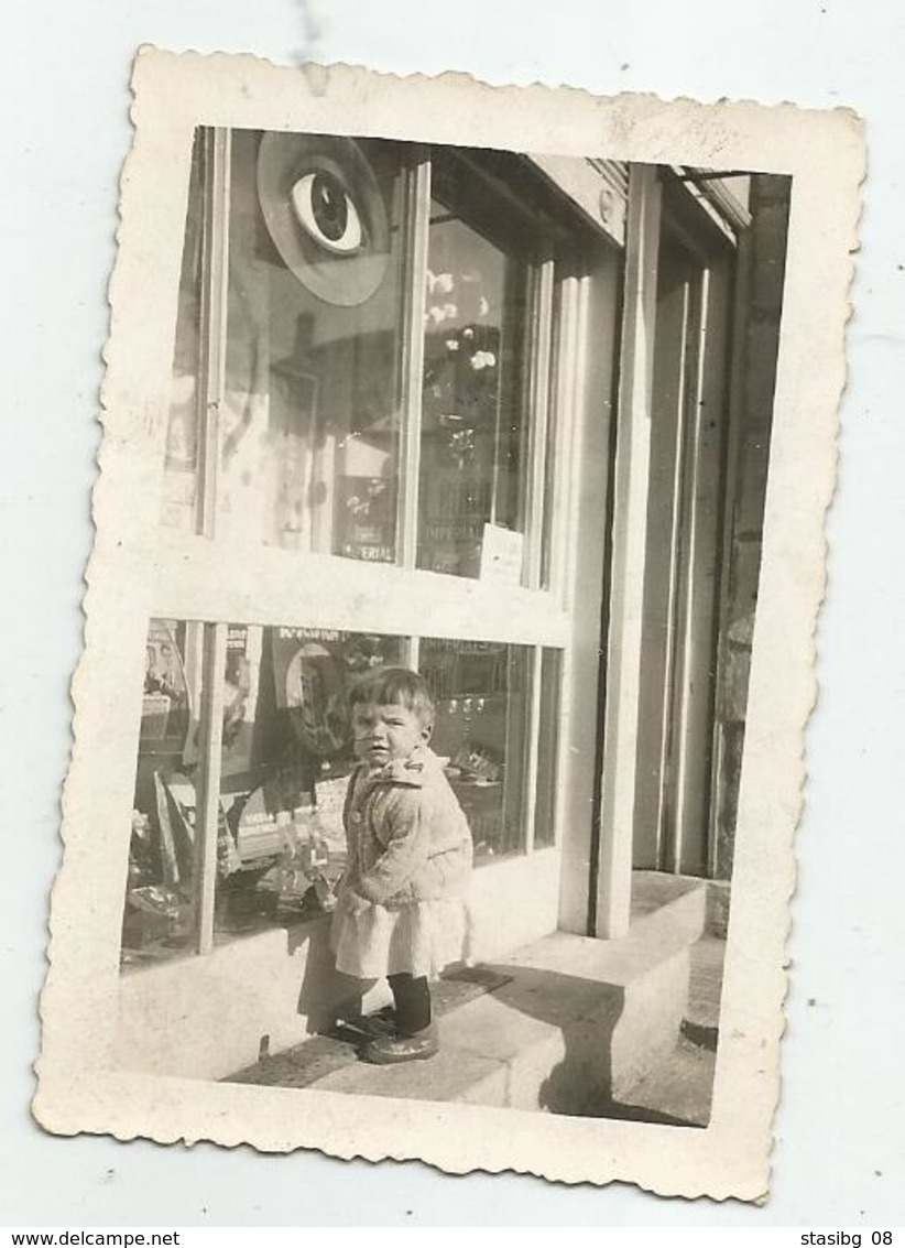 Girl In Front Of A Souvenir Shop   Rg474-180 - Anonymous Persons
