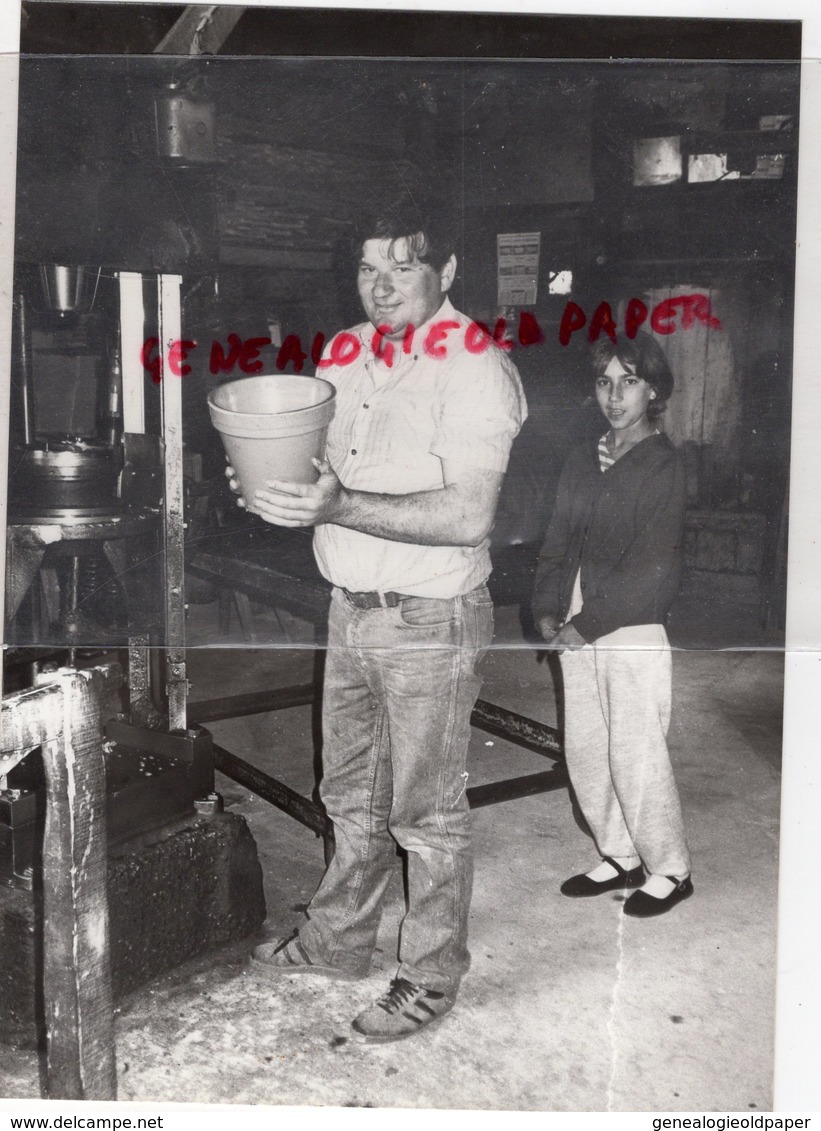 87- MAGNAC BOURG- HAMEAU DE DURIS-MAURICE MONTAZAUD POTIER POTERIE HORTICOLE-RARE PHOTO ORIGINALE 1985 - Personnes Identifiées