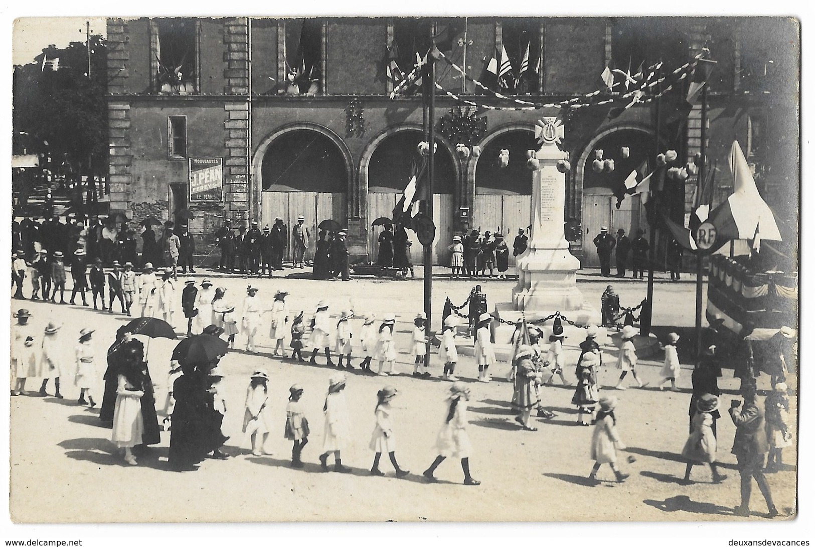 CPA 72 BRULON Carte Photo Place De La Mairie , L' Hôtel De Ville , Monument Commémoratif Guerre 1914-1918 - Brulon