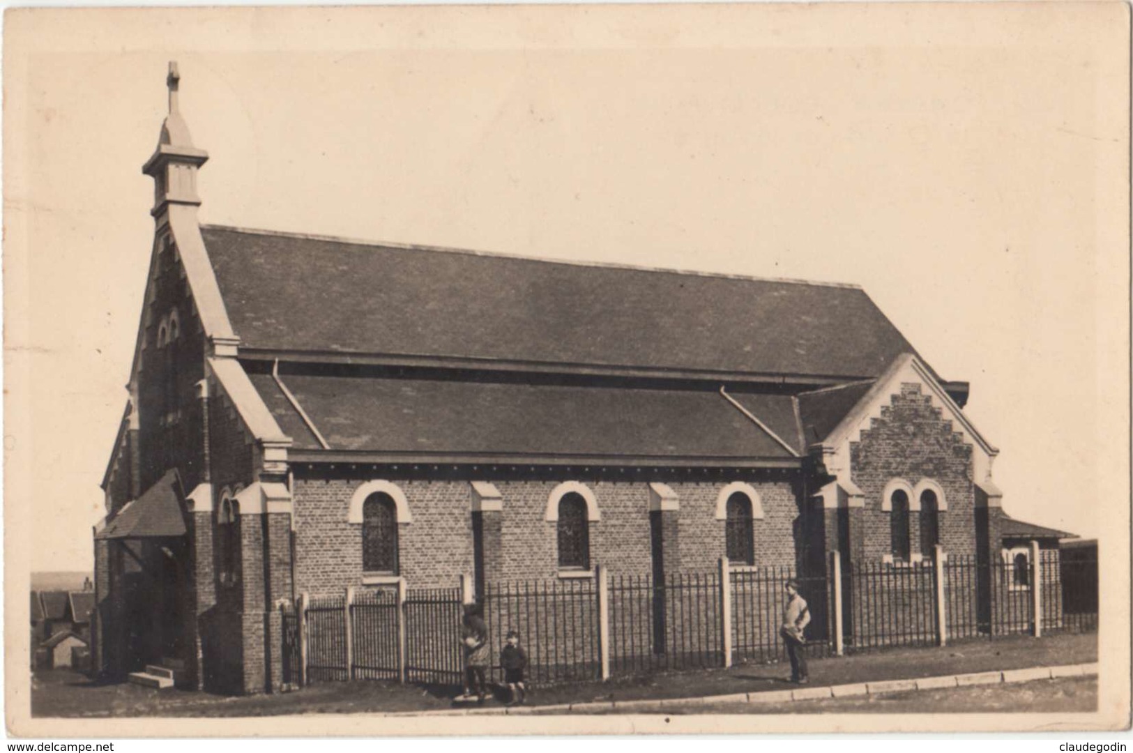 Calonne Ricouart, Pas De Calais. Chapelle De La Cité 6. CPSM Pt Format Animée. Rare, Pas  Sur Le Site. Timbrée, 2 Scans - Autres & Non Classés