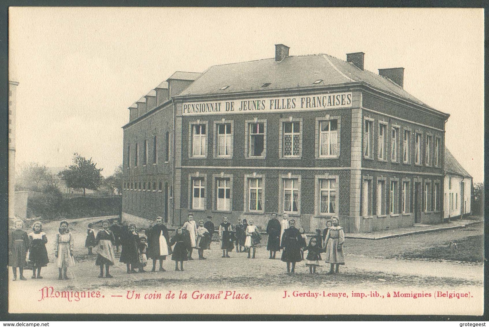 MOMIGNIES - Un Coin De La Grand Place Pensionant De Jeunes Filles Françaises Ed. J. Gerday Lemye  - 13890 - Momignies