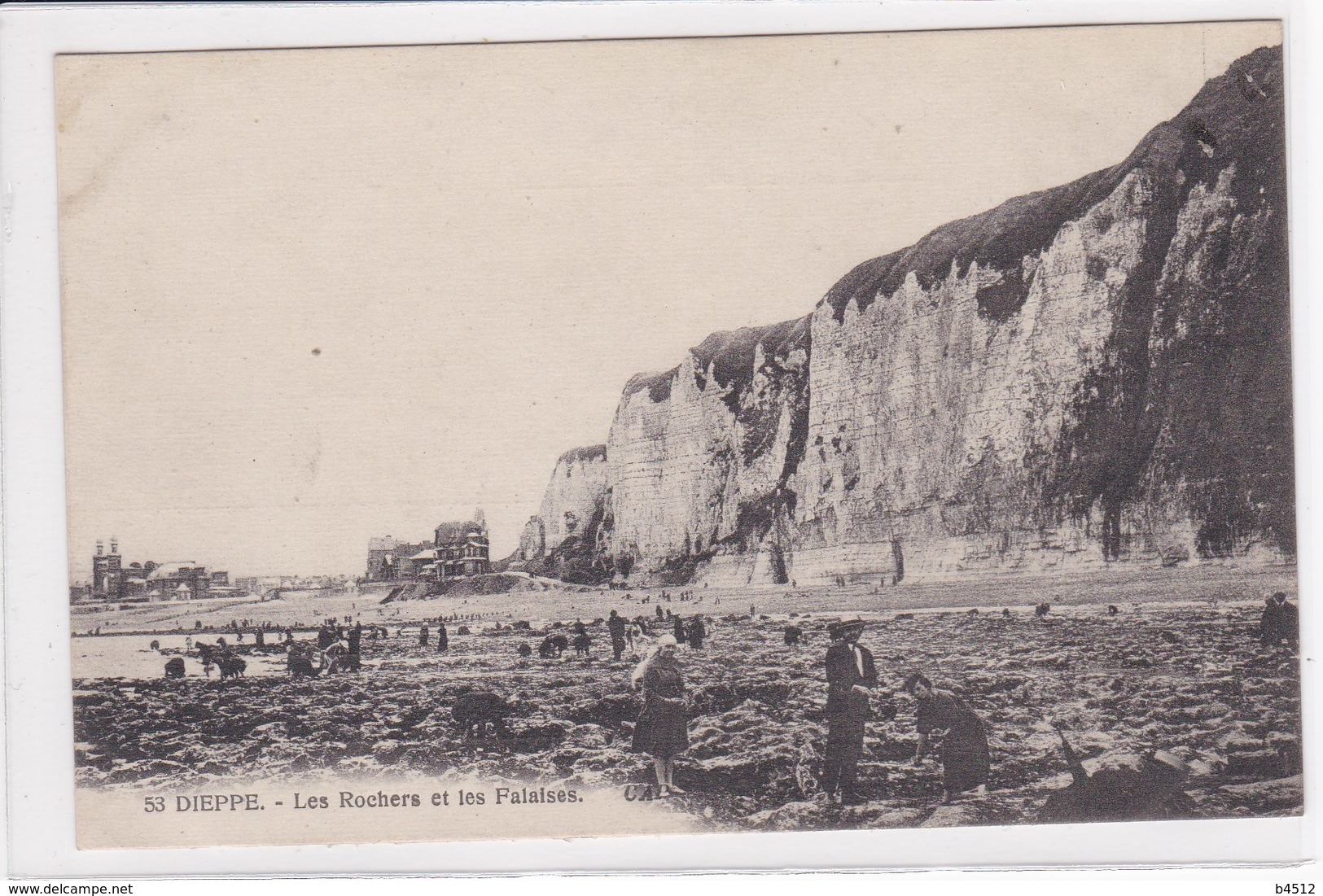 76 DIEPPE Les Rochers Et Les Falaises , Personnes Ramassant Les Coquillages - Dieppe