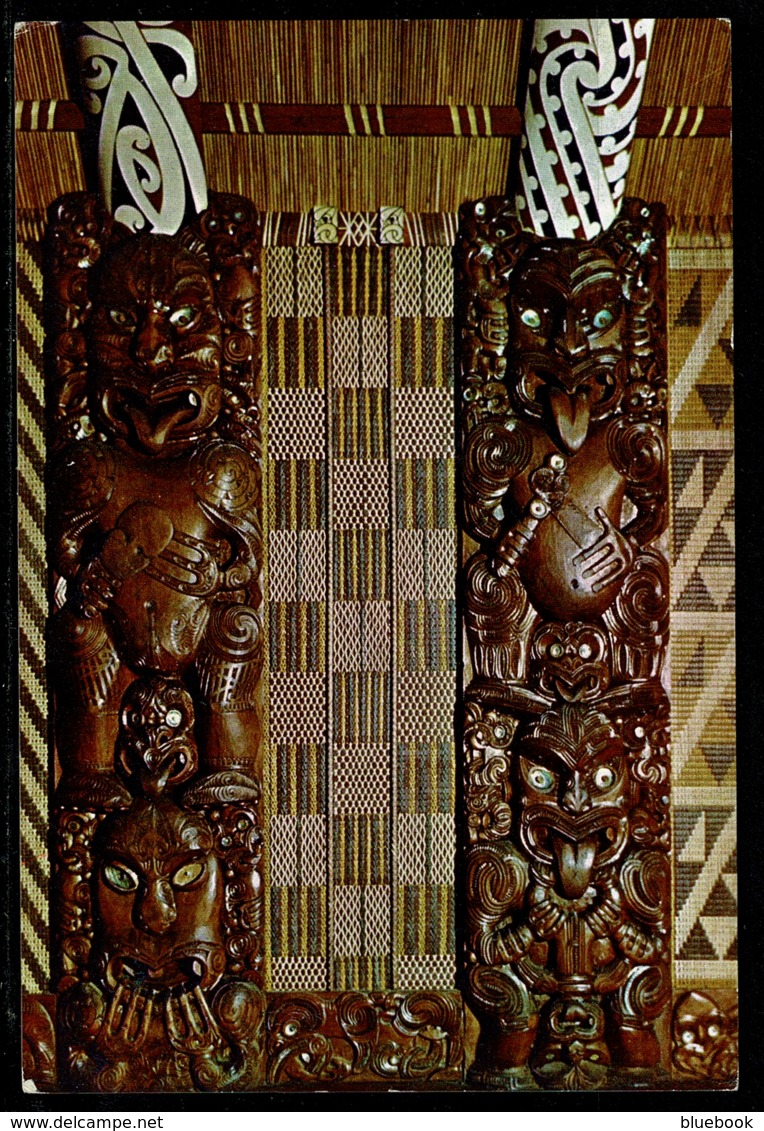 Ref 1288 - New Zealand - 2 Postcards War Canoe & Carved Panels - Waitangi - New Zealand