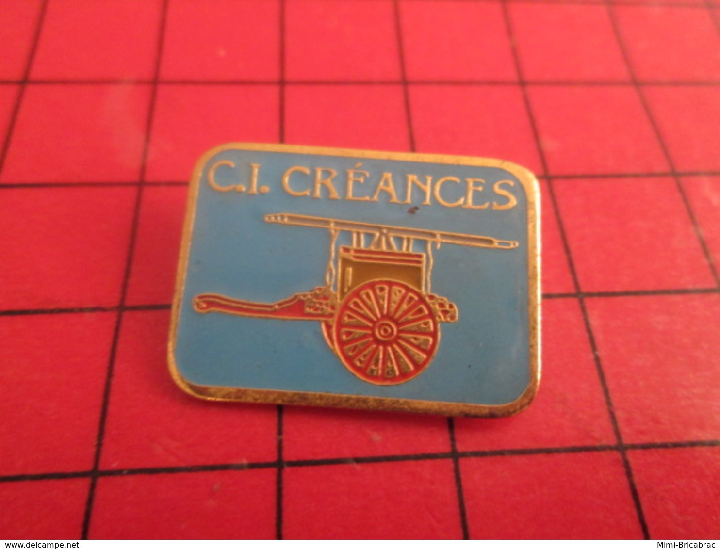 513e Pins Pin's  / Rare & Belle Qualité / THEME POMPIERS : MANCHE CREANCES POMPE A BRAS - Medias