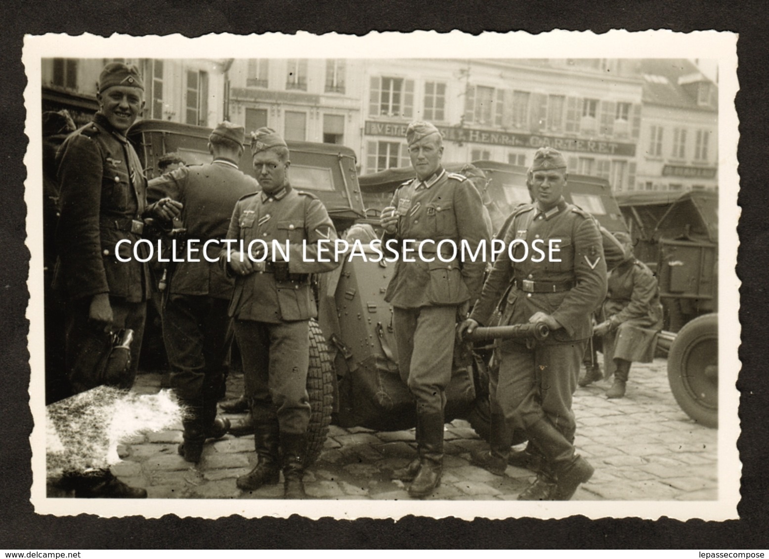 INEDIT LAON - SOLDATS ALLEMANDS PLACE DE L' HOTEL DE VILLE MAIRIE - FACE AUX VETEMENTS HENRI CARTERET RUE DU BOURG 1940 - Laon