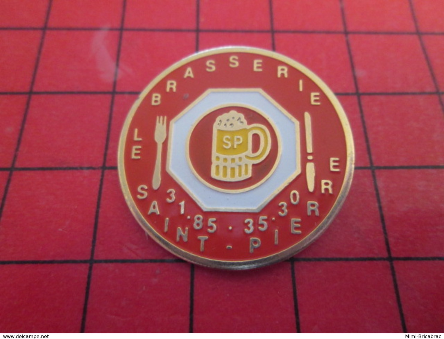 516c Pins Pin's  / Rare & Belle Qualité / THEME ALIMENTATION : BAR BRASSERIE LE SAINT PIERRE RESTAURANT (CC Gégé) BIERE - Alimentation