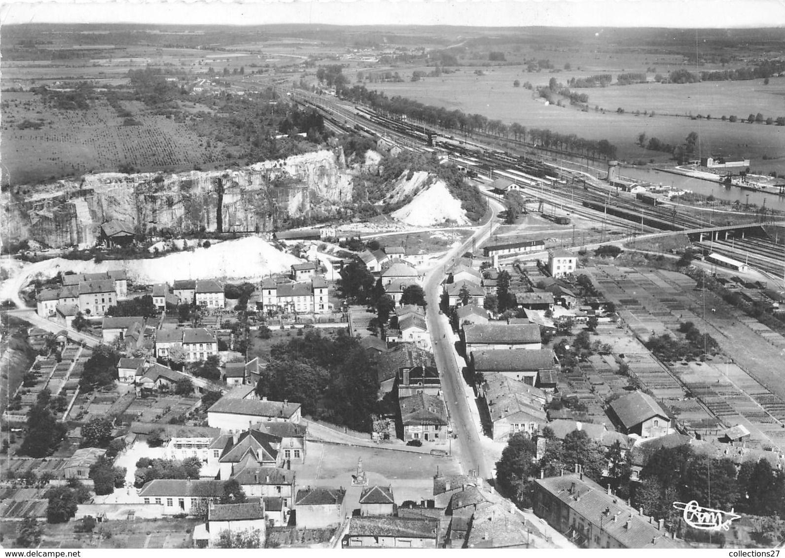 55-LEROUVIELLE- VUE AERIENNE LE CENTRE , LES CARRIERES , LE CANAL ET EN ARRIERE PLAN LA MEUSE - Lerouville