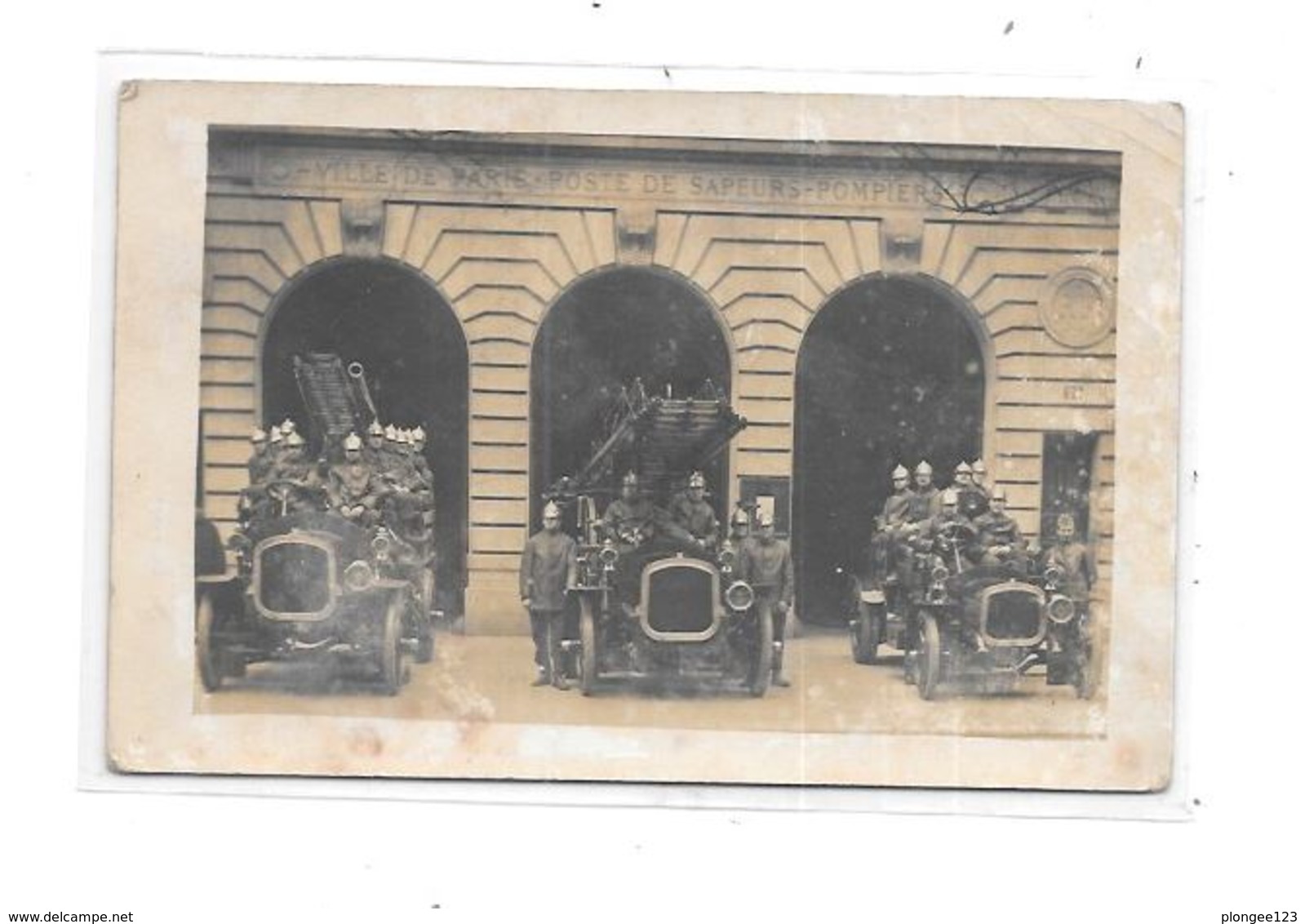 Carte Photo Centre SAPEURS POMPIERS, Voitures Anciennes, - Pompieri