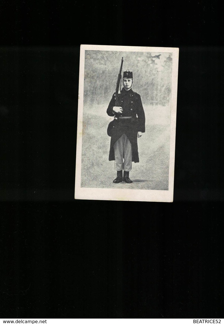 MILITAIRE SOLDAT POSANT POUR LA PHOTO SOUVENIR - Personnages