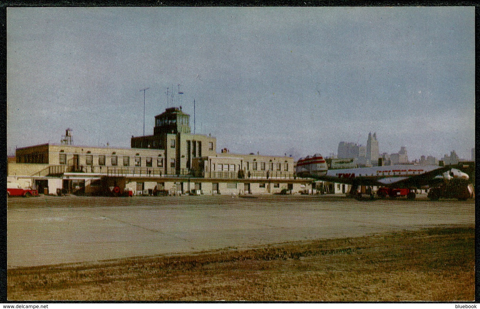 Ref 1291 - USA Postcard - Municipal Airport With TWA Aeroplane - Kansas City Missouri - Kansas City – Missouri