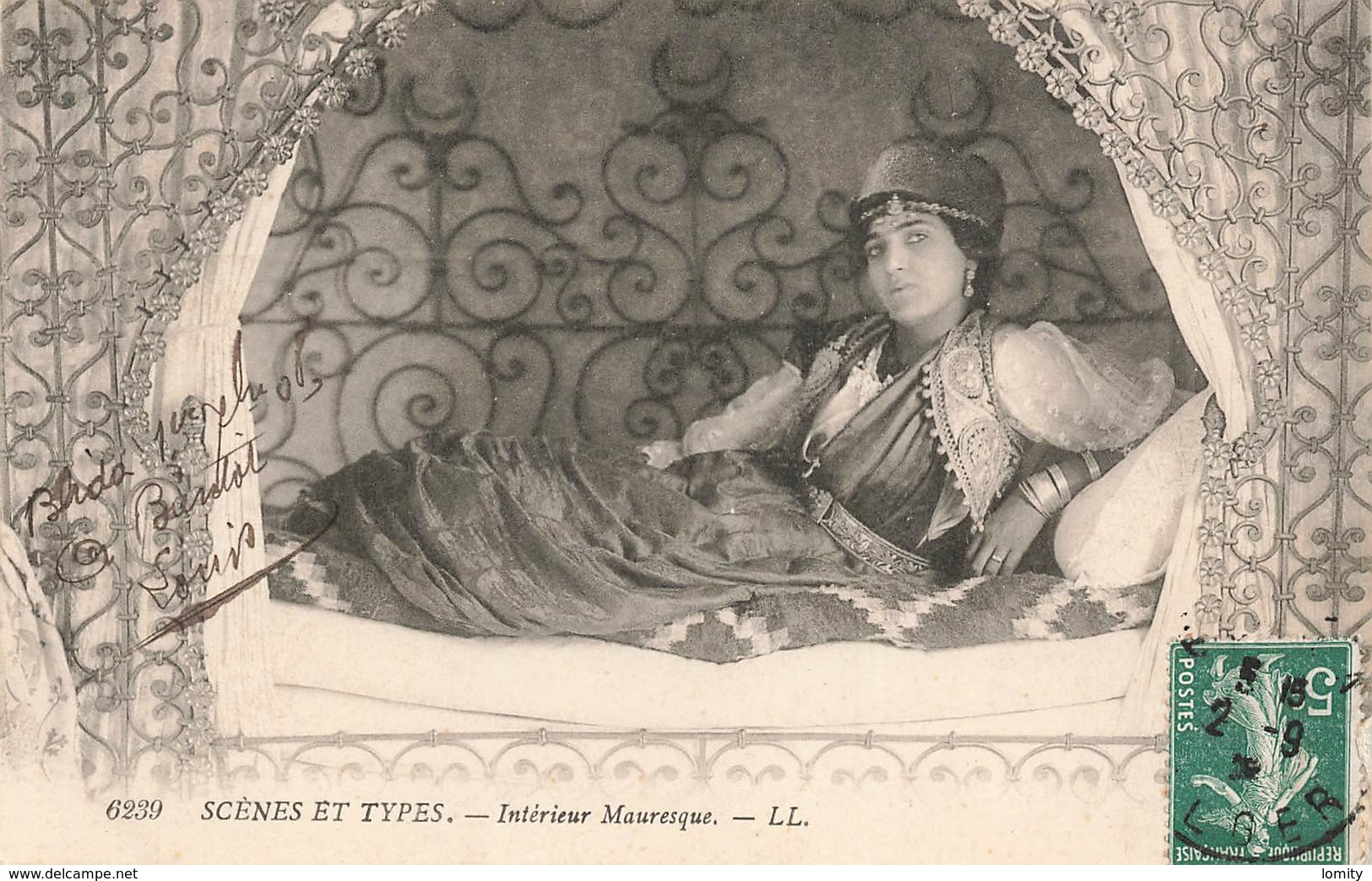 Algerie Scenes Et Types Interieur Mauresque Femme Cpa + Timbre 1908 - Scènes & Types