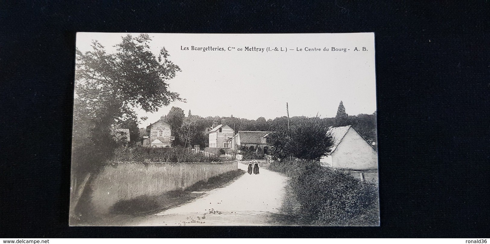 Cp 37 METTRAY LES BOURGETTERIES Le Centre Du Bourg ,  La Route   (  Habitations Hotel ) - Mettray