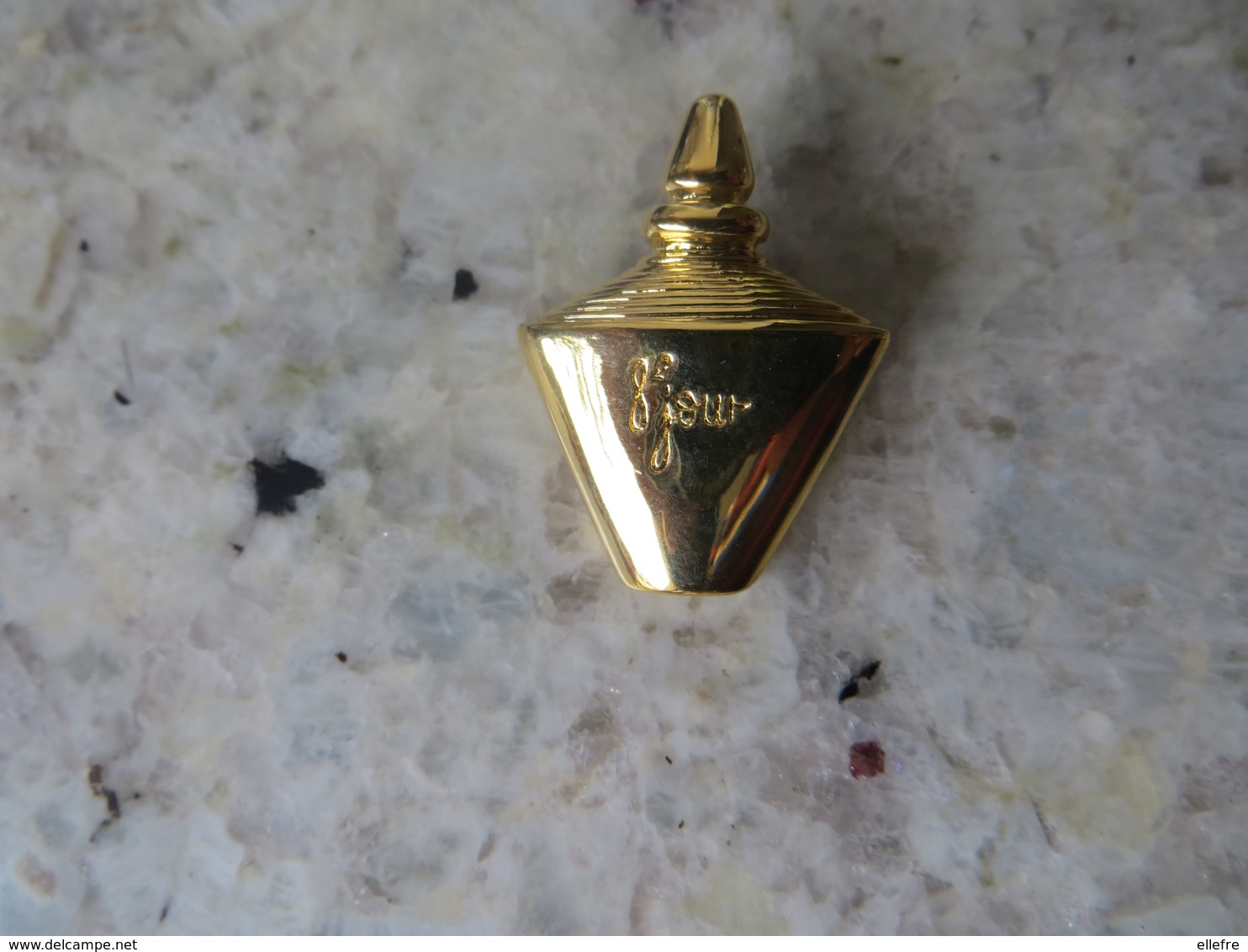 Jolie Petite Broche Miniature Bouteille De Parfum YVES ROCHER 8ème Jour -  Taille 1.5 Cm Neuve - Accessoires