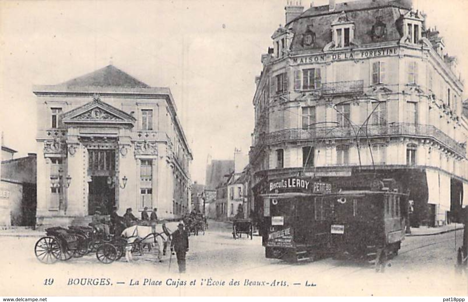 18 - BOURGES : La Place CUJAS Et L'ECOLE Des BEAUX ARTS ( Bon Plan De 2 Tramways ) - CPA  - Cher ( Berry ) - Bourges