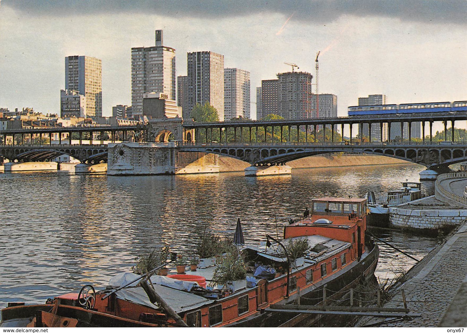 Carte Postale GRAND FORMAT PARIS (75) Le Pont De Bir-Hakeim - Bâteau-Péniche - Puentes