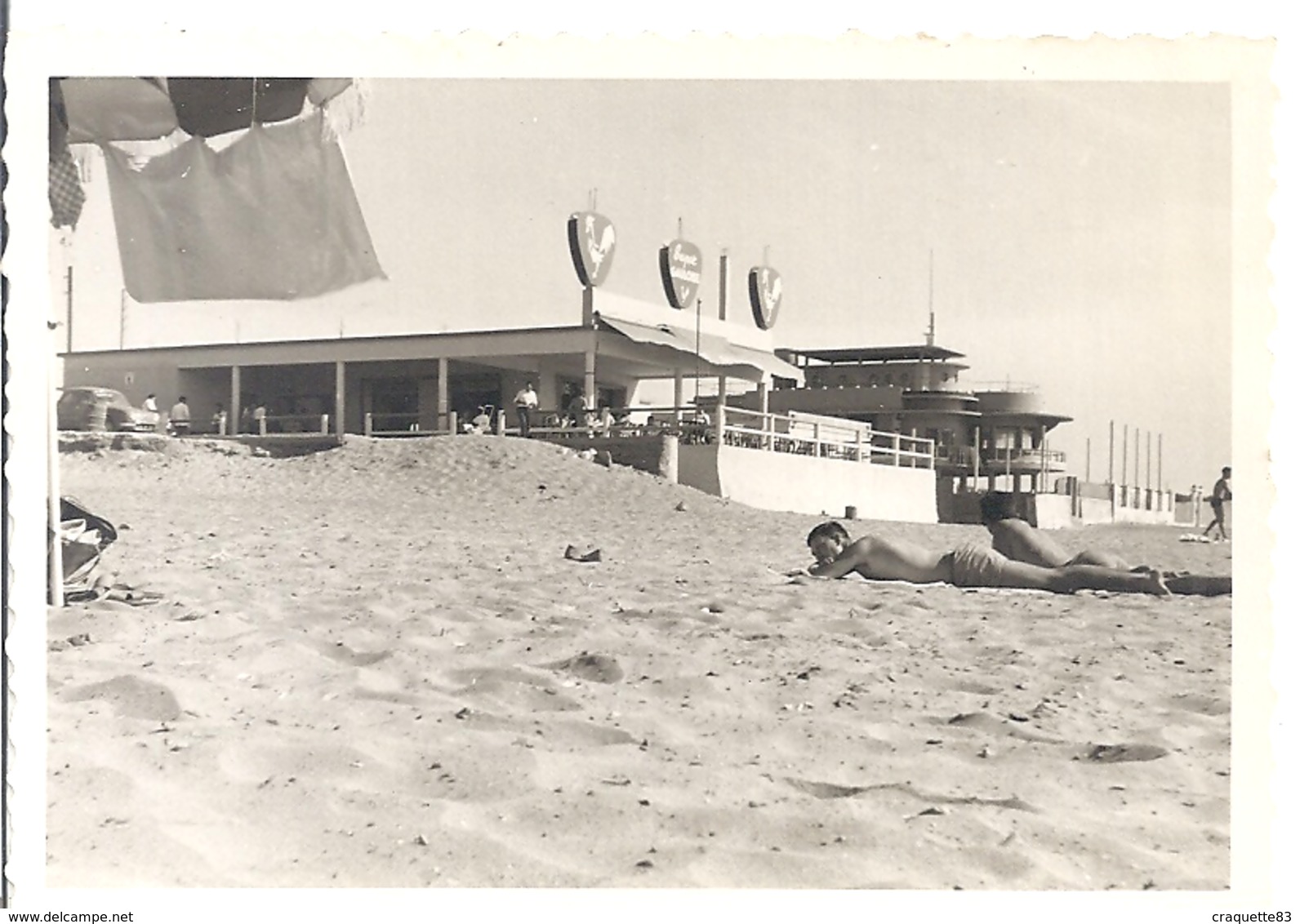CANNES   PALM BEACH   SEPTEMBRE 1961  JEUNES HOMMES ALLONGES SUR LE SABLE- "SUPER GAULOISE" Sur Le Batiment - Lieux