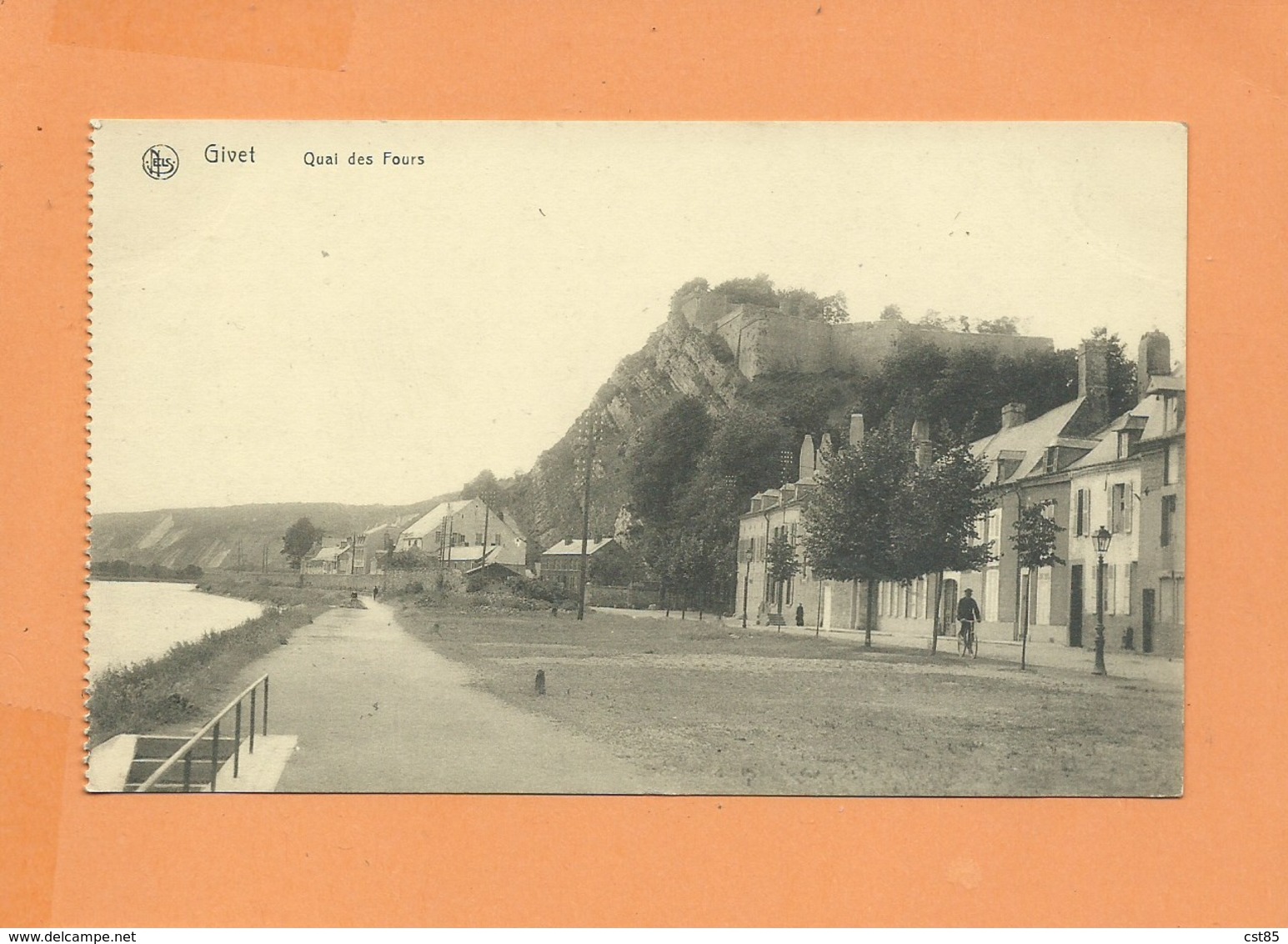 Carte Postale Provenant D'un Carnet - GIVET - Quai Des Fours - Givet