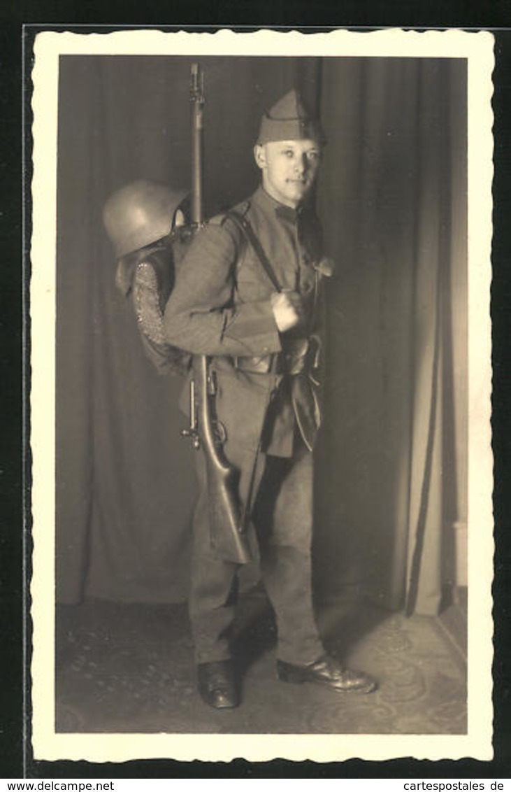 Foto-AK Schweizer Soldat Mit Marschgepäck, Stahlhelm Und Karabiner - Autres & Non Classés