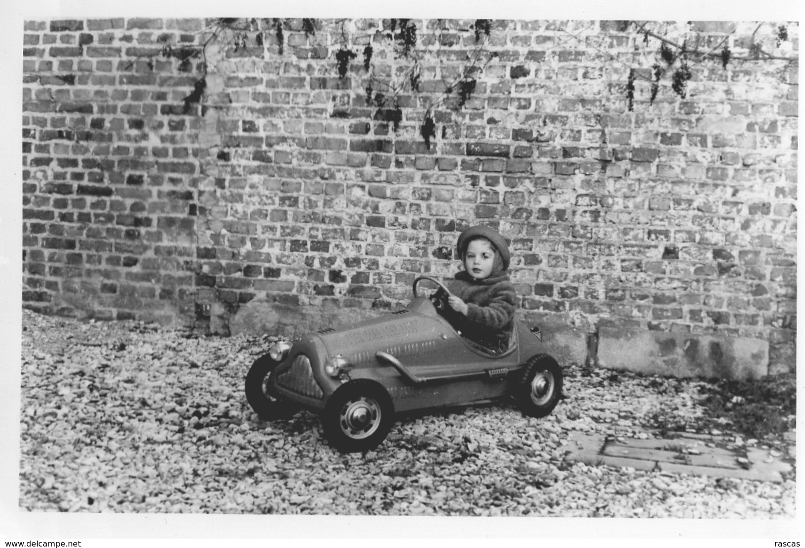 L - PHOTO ORIGINALE FORMAT 12 X 8 - ENFANT DANS UNE VOITURE A PEDALES - Anonymous Persons