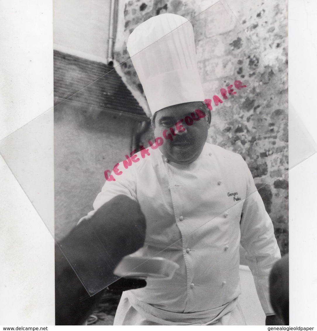 23- AUBUSSON-GEORGES PRALUS EN 1985- CUISINE -NE EN 1940 A CHARLIEU MORT EN 2014 A ROANNE-RARE PHOTO ORIGINALE - Personnes Identifiées