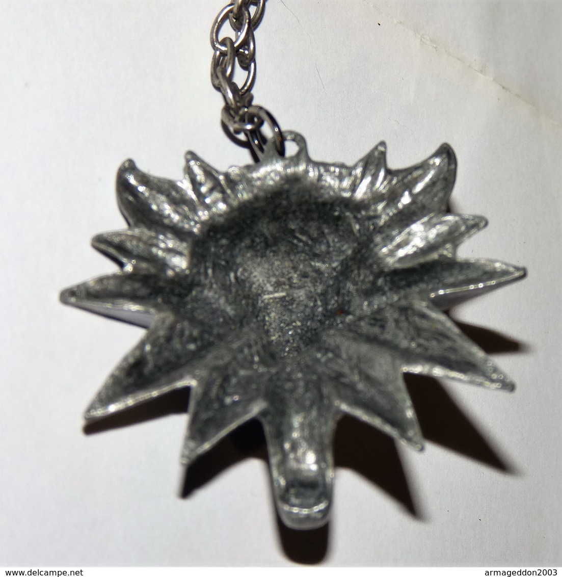 CHAINE METAL PENDENTIF TETE LOUP AUX YEUX ROUGES NEUVE - Pendentifs