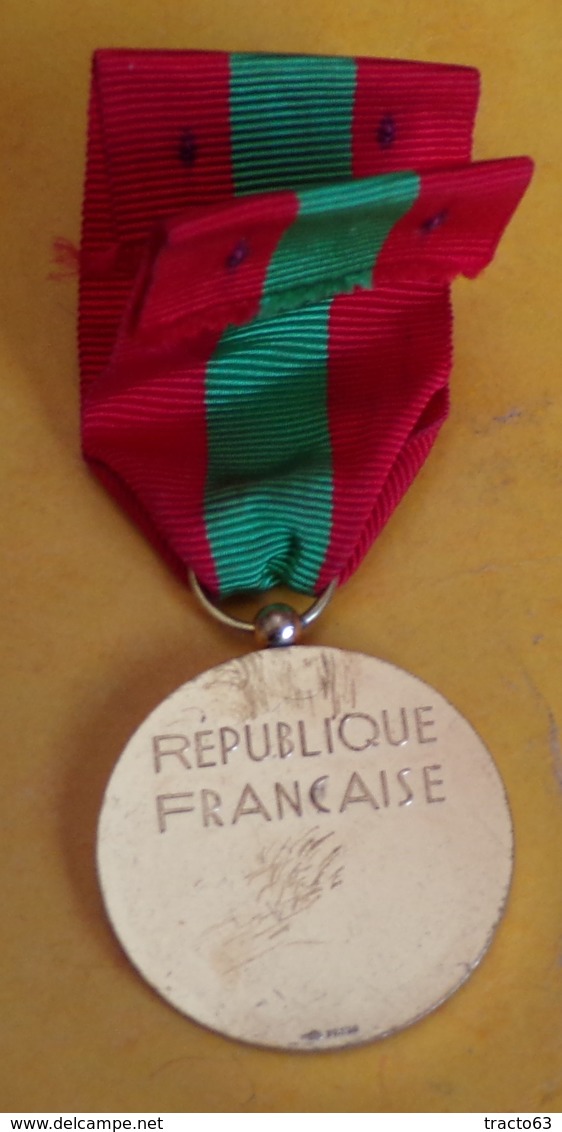 MEDAILLE LA FAMILLE FRANCAISE  ,REPUBLIQUE FRANCAISE, ETAT VOIR PHOTOS .POUR TOUT RENSEIGNEMENT ME CONTACTER. REGARDEZ M - France