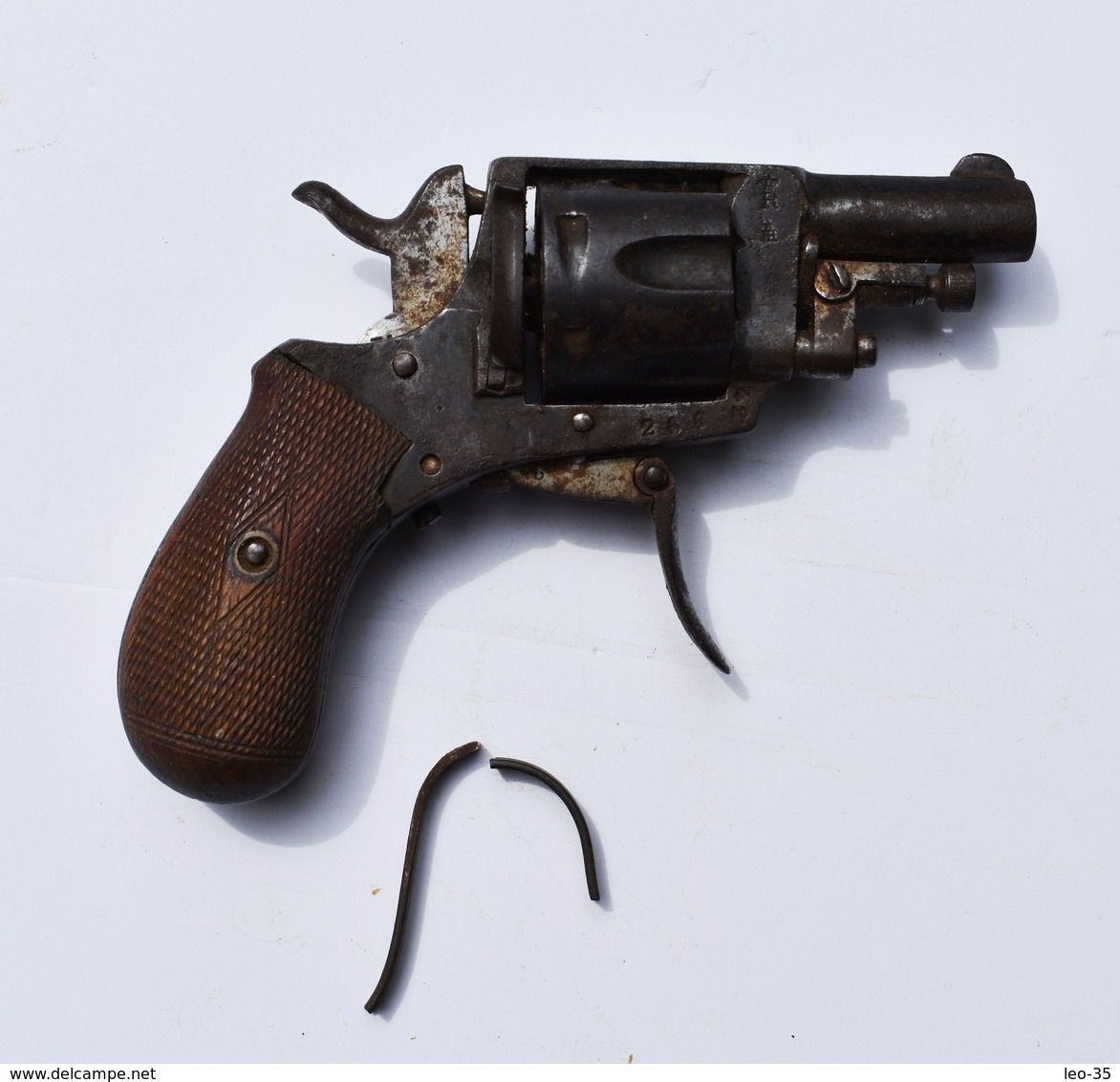 Revolver de poche ancien -  hors d’usage (cassée)