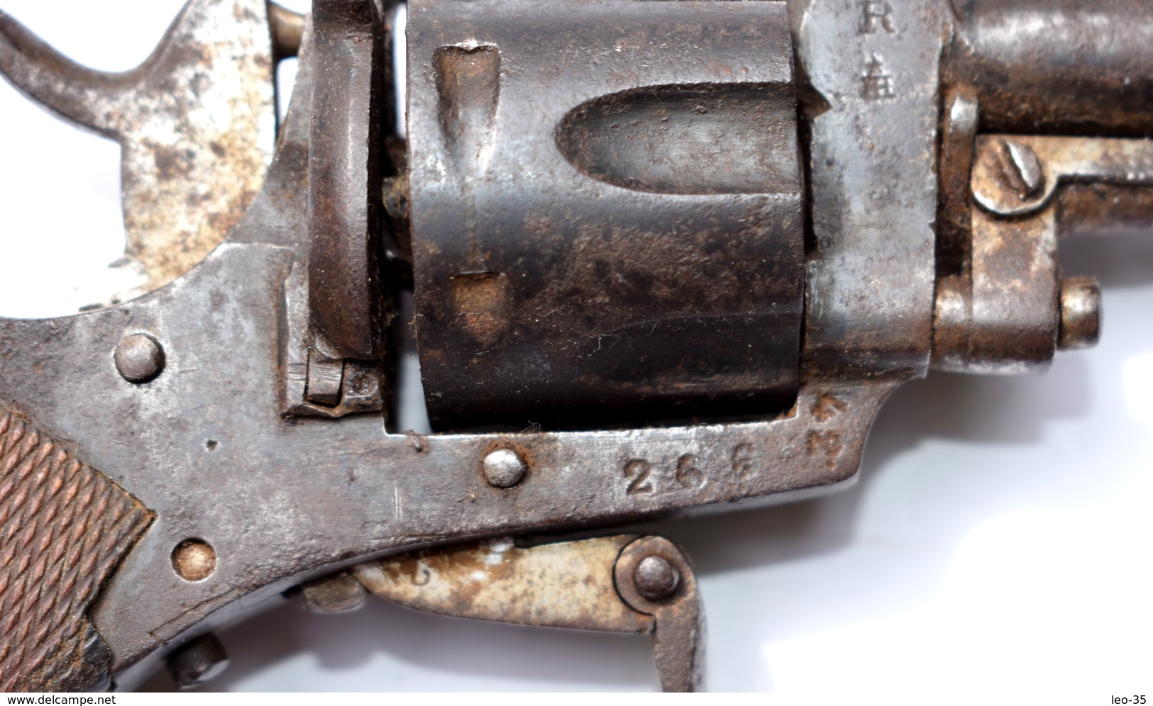 Revolver de poche ancien -  hors d’usage (cassée)