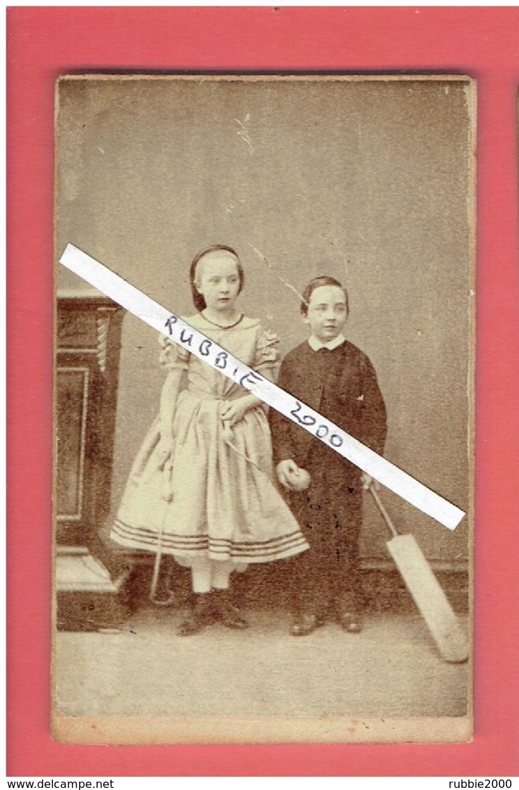 PHOTOGRAPHIE CDV ENFANTS AVEC BATTE DE BASEBALL ET CORDE A SAUTER PHOTOGRAPHE MARES 79 GRAFTON STREET A DUBLIN IRLANDE - Anciennes (Av. 1900)