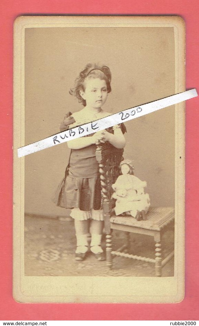 PHOTOGRAPHIE CDV ENFANT AVEC POUPEE PHOTOGRAPHE BERTALL RUE BOISSY D ANGLAS 33 A PARIS 8 - Old (before 1900)