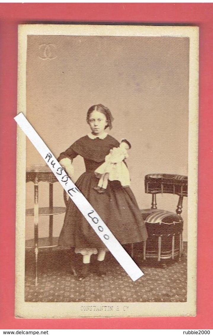 PHOTOGRAPHIE CDV ENFANT AVEC POUPEE PHOTOGRAPHE CONSTANTIN RUE DE PROVENCE 26 ET RUE CHAUCHAT 11 A PARIS - Old (before 1900)