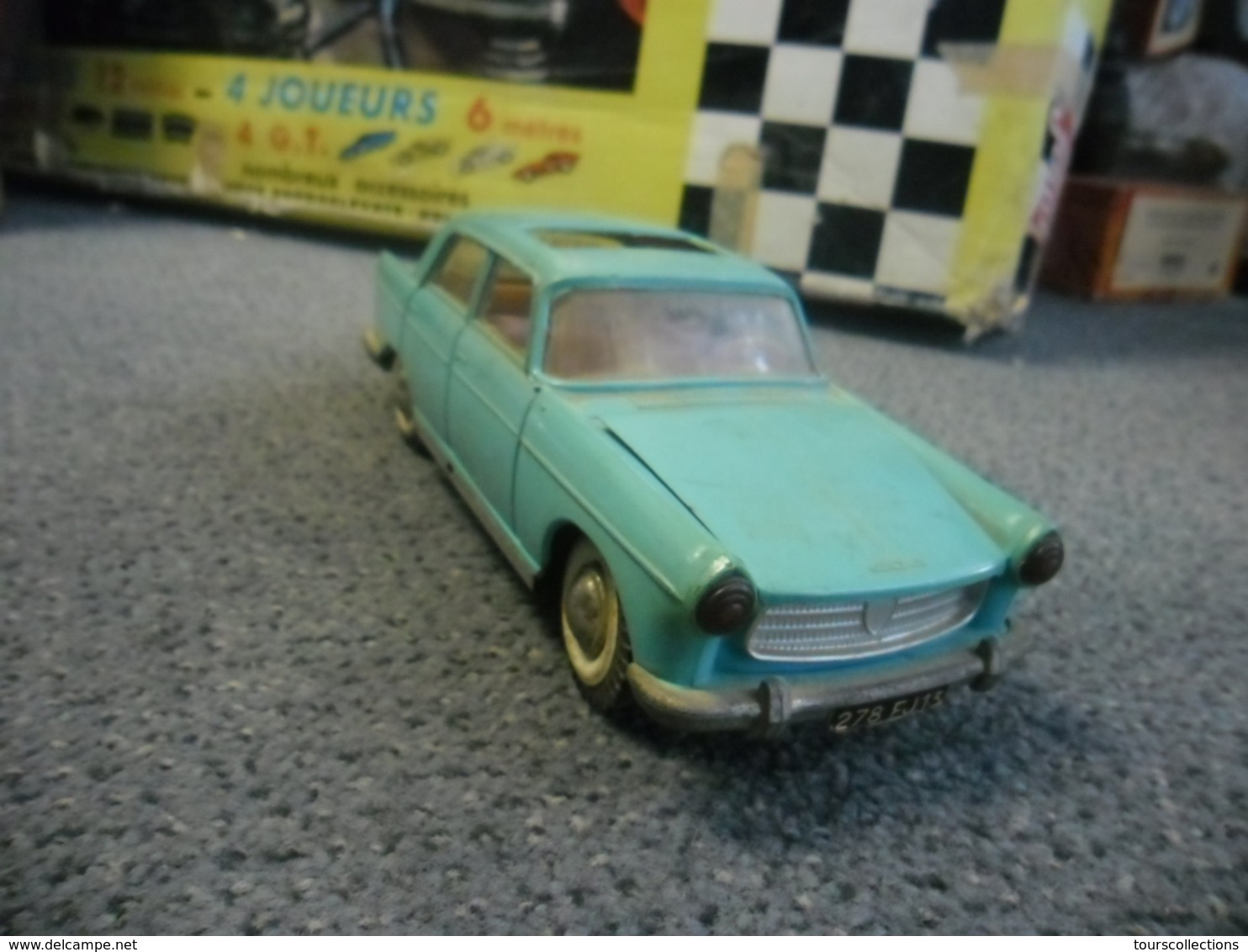 VINTAGE 1/24 ° FRANCE JOUET PEUGEOT 404 Bleu Vert Des Bouches Du Rhône (13) Moteur Avec Bobine à L'intérieur No Joustra - Other & Unclassified