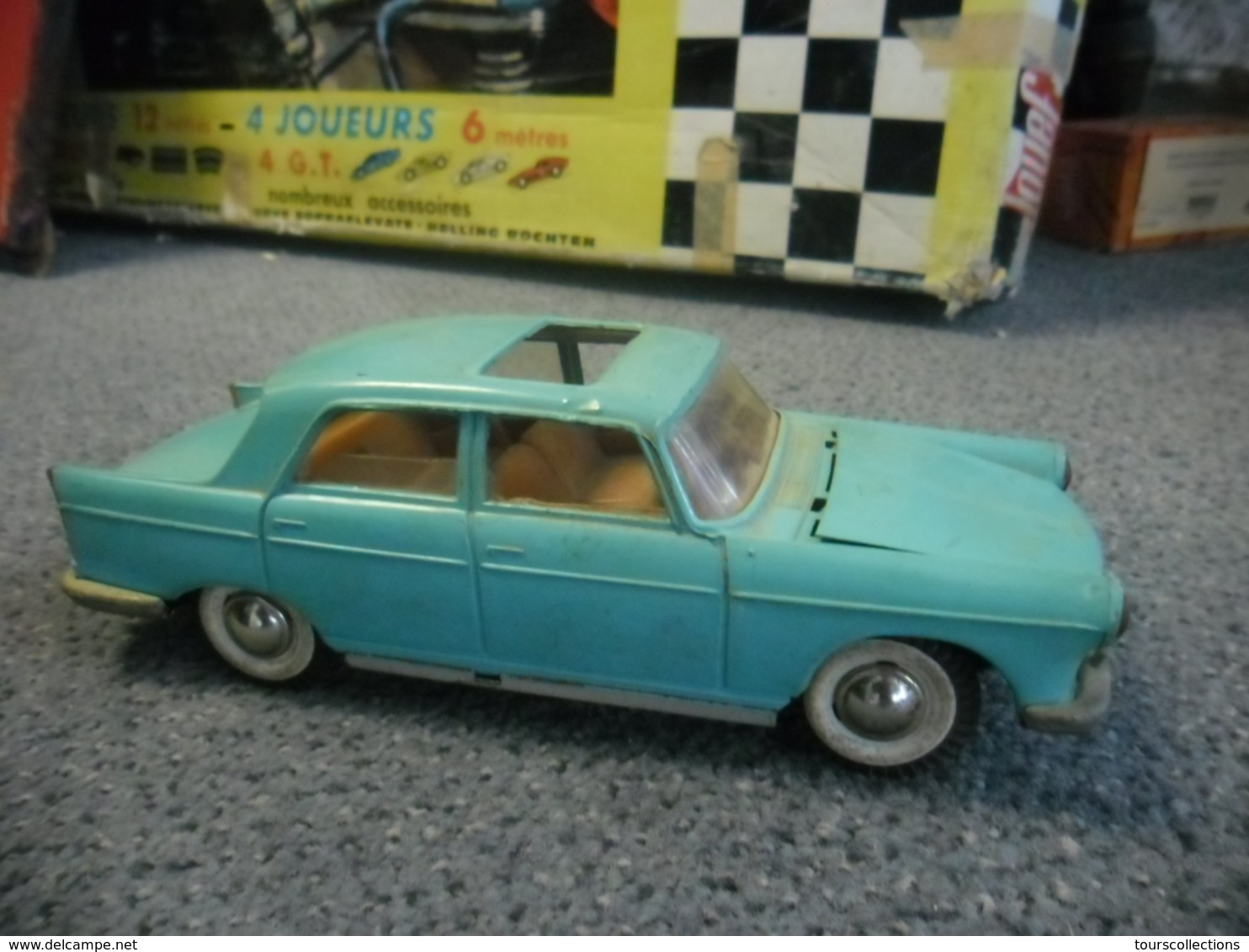 VINTAGE 1/24 ° FRANCE JOUET PEUGEOT 404 Bleu Vert Des Bouches Du Rhône (13) Moteur Avec Bobine à L'intérieur No Joustra - Autres & Non Classés