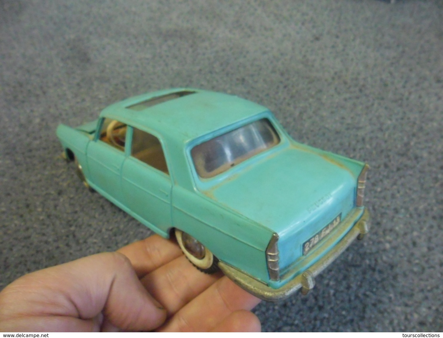 VINTAGE 1/24 ° FRANCE JOUET PEUGEOT 404 bleu vert des Bouches du Rhône (13) moteur avec bobine à l'intérieur no Joustra