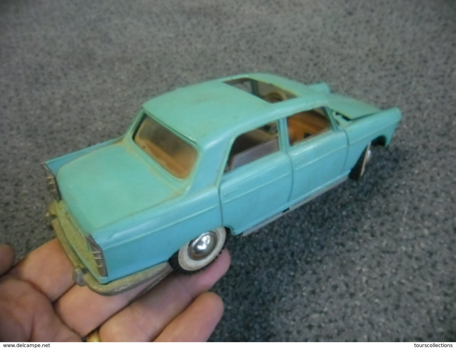 VINTAGE 1/24 ° FRANCE JOUET PEUGEOT 404 bleu vert des Bouches du Rhône (13) moteur avec bobine à l'intérieur no Joustra