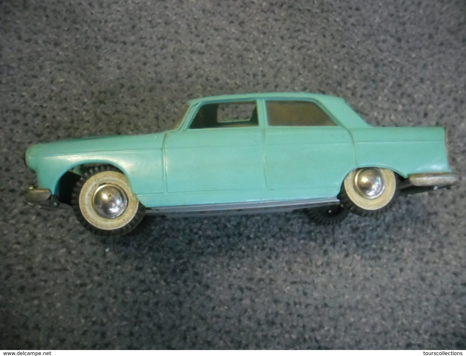 VINTAGE 1/24 ° FRANCE JOUET PEUGEOT 404 bleu vert des Bouches du Rhône (13) moteur avec bobine à l'intérieur no Joustra