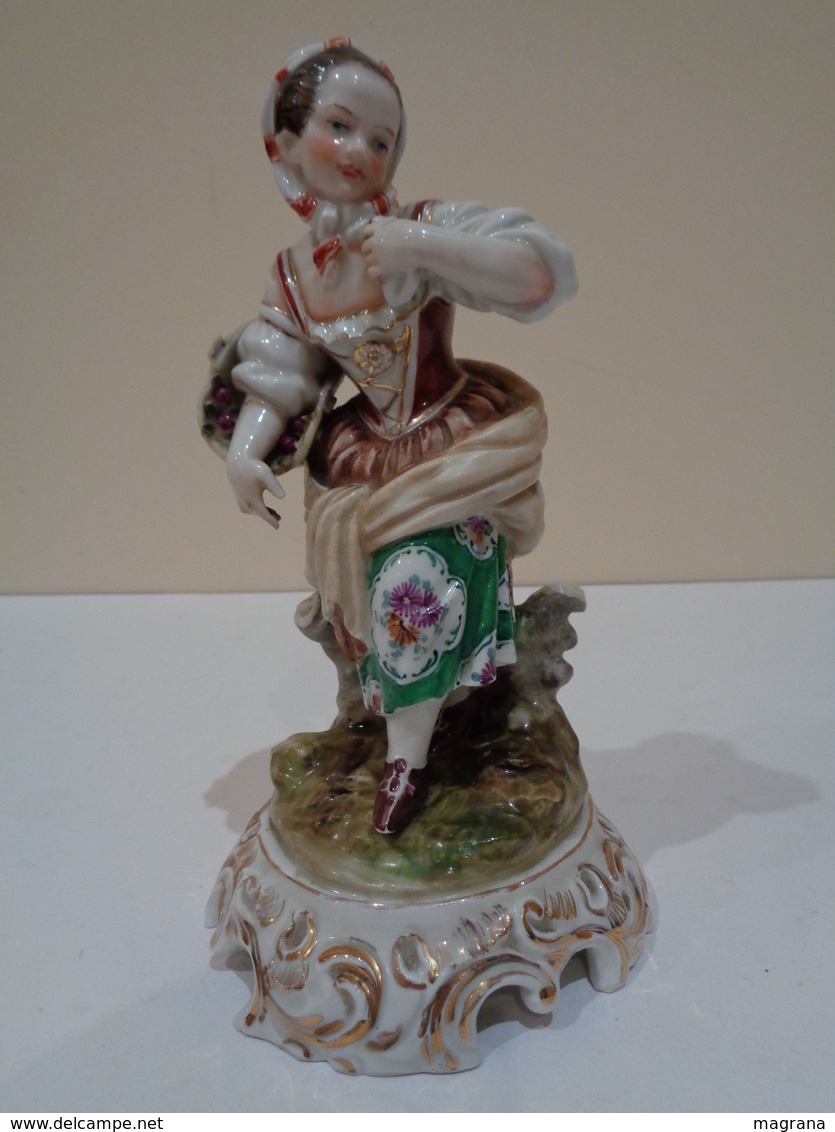 Antigua figura de porcelana pintada. Muchacha con flores. Marca Hispania.