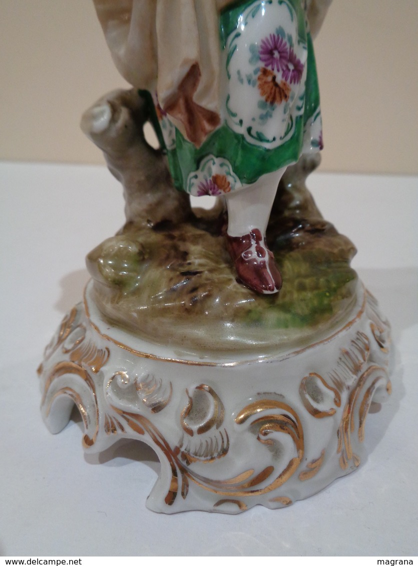 Antigua figura de porcelana pintada. Muchacha con flores. Marca Hispania.