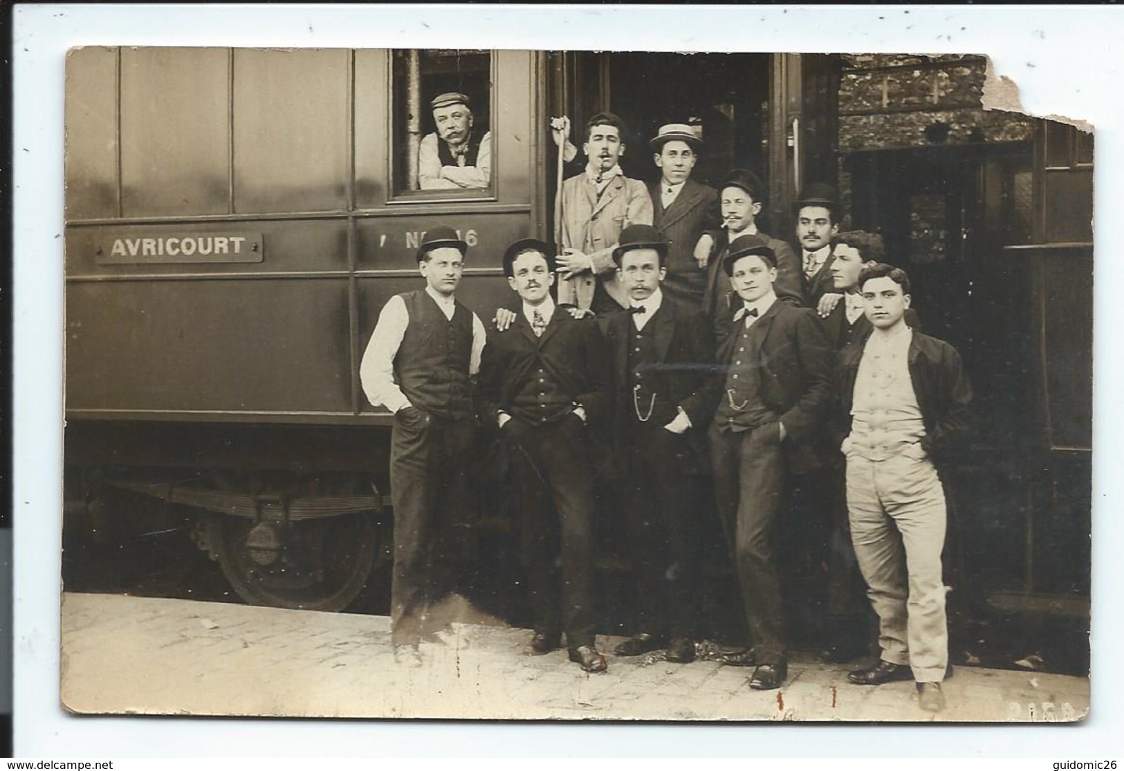 Avricourt Carte Photo Avec Angle Haut A Droite Abimée - Gares - Avec Trains