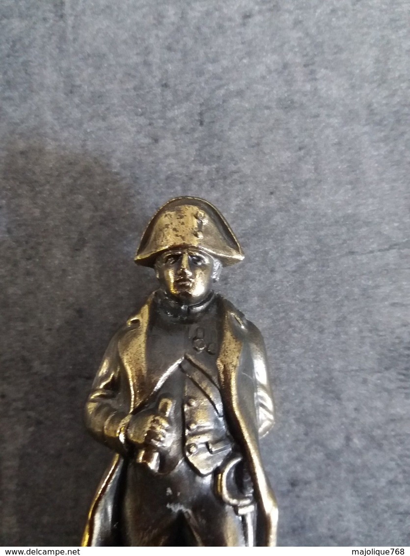 Petite Statue De Napoléon 1er En Régule De 10 Cm De Haut - Trou à La Basse - - Autres & Non Classés