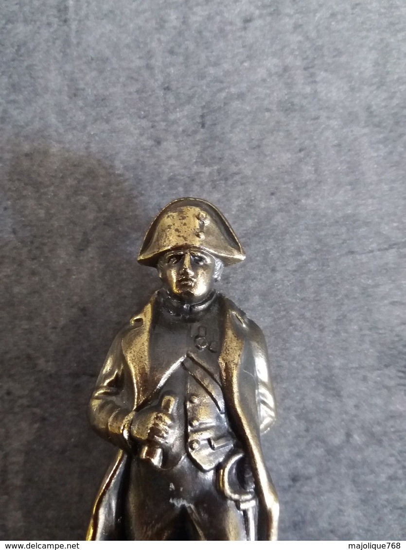 Petite Statue De Napoléon 1er En Régule De 10 Cm De Haut - Trou à La Basse - - Autres & Non Classés