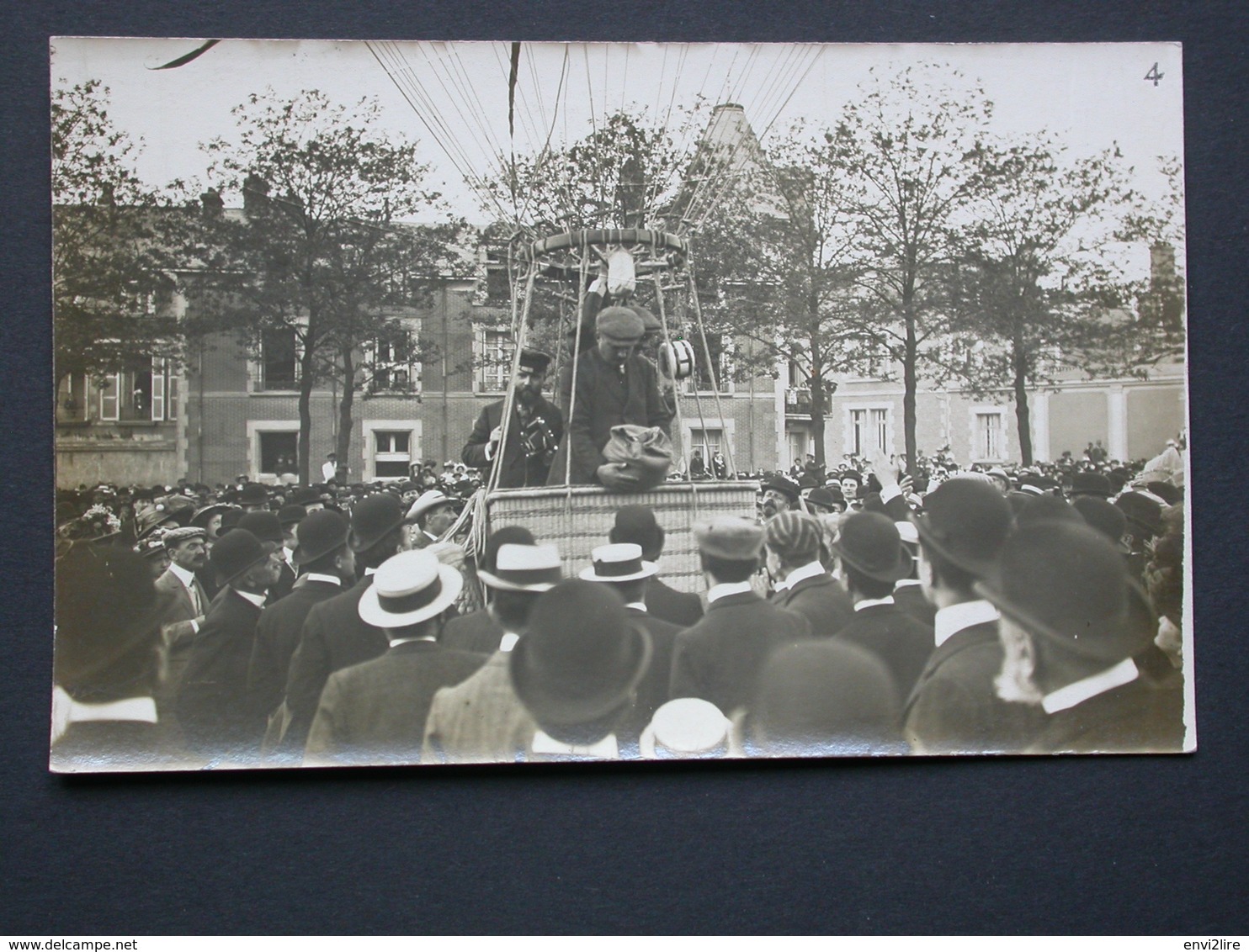 Ref5842 Carte Photo De Trois Hommes Dans Une Nacelle Entourée D'une Foule (n°4) - Ballon, Montgolfière ? - Other & Unclassified