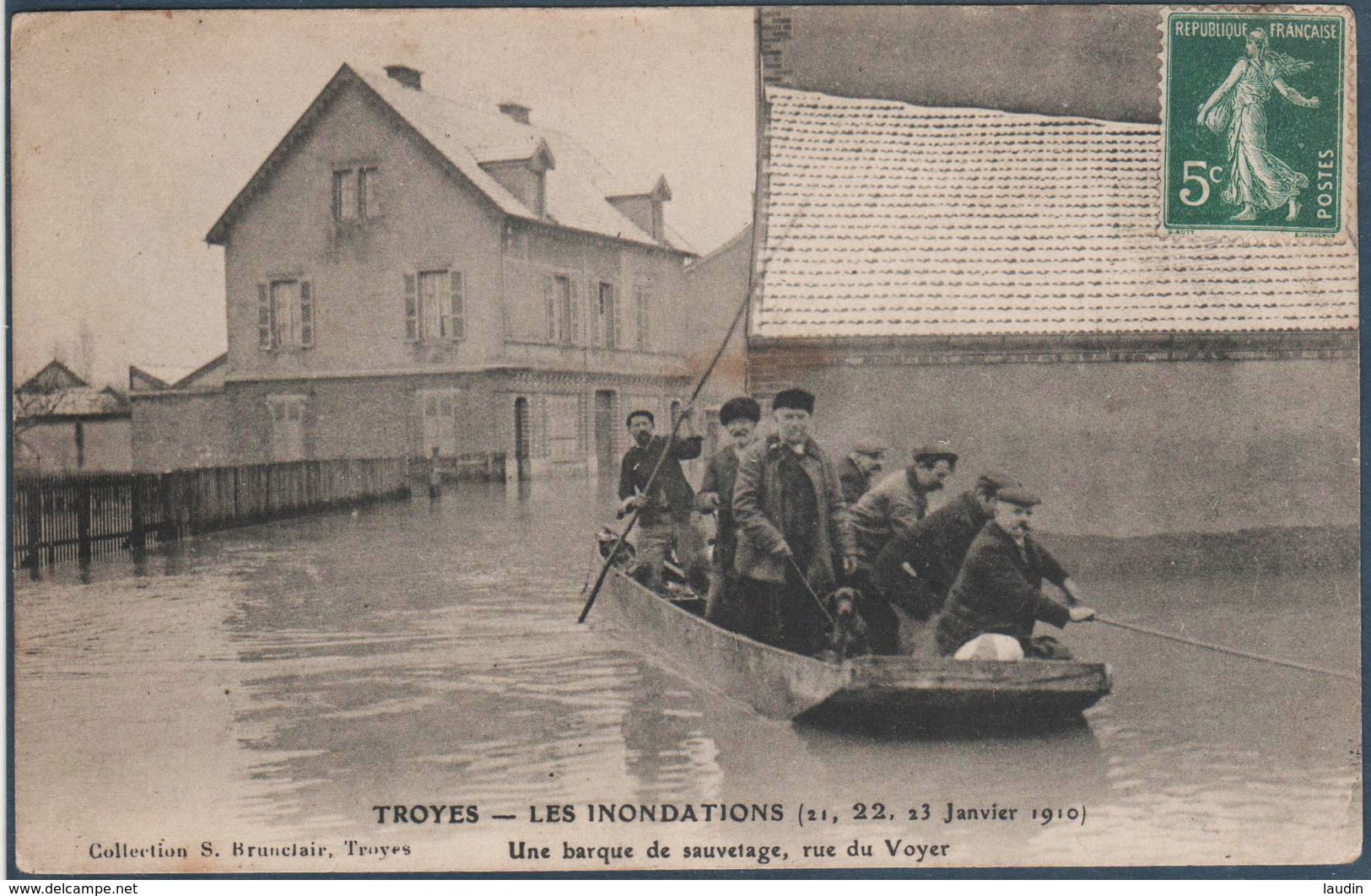 Troyes , Inondations Du 22 , 23 Janvier 1910 , Une Barque De Sauvetage Rue Du Voyer , Animée - Troyes