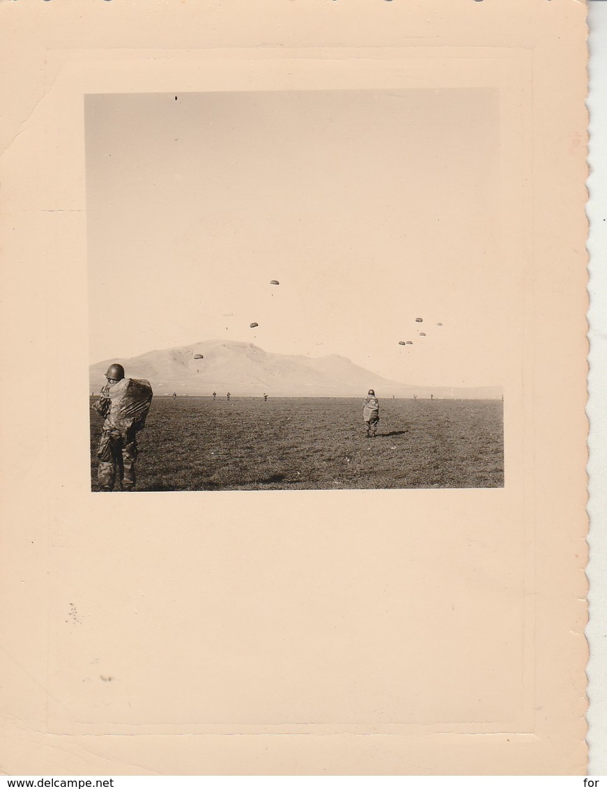 Militaire  : Parachutistes En Action ( Format 10,5cm X 8cm ) - War, Military