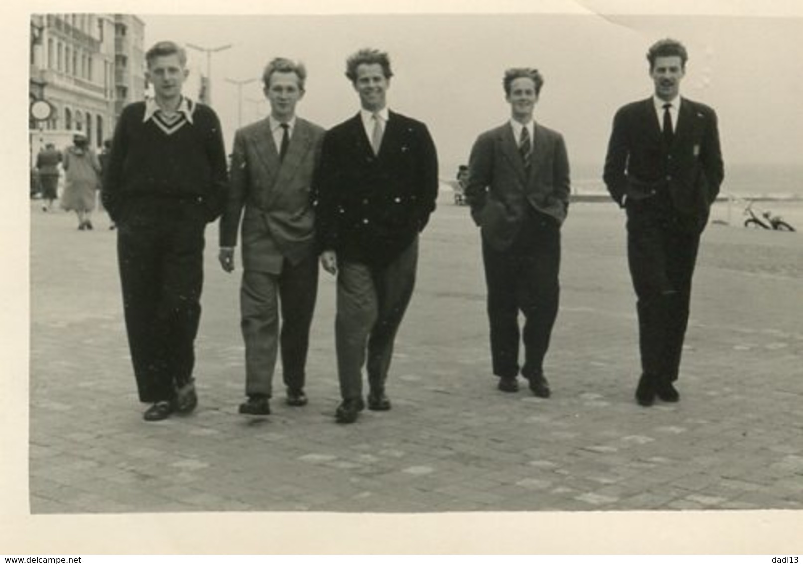 Jeunes Hommes Belges En Costume Dans Une Ville Au Bord De Mer En Belgique - Années 1950-60 - Personnes Anonymes