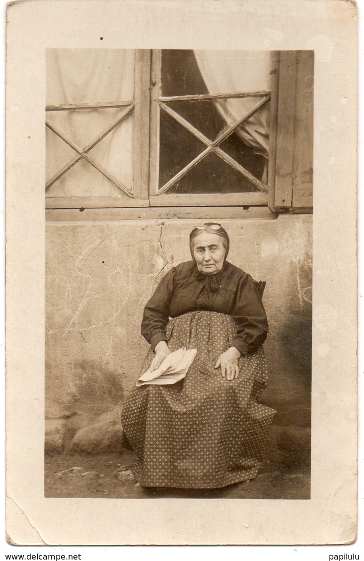 FEMME 803 : Photo Darves Blanc 44 Rue Beaubrun A Saint Etienne ;  Vieille Avec Son Journal - Femmes