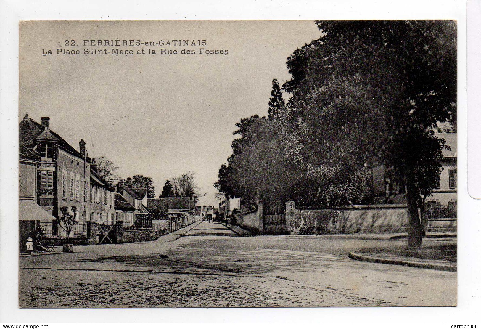 - CPA FERRIERES-EN-GATINAIS (45) - La Place Saint-Macé Et La Rue Des Fossés - Edition Picard N° 22 - - Sonstige & Ohne Zuordnung